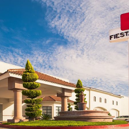Fiesta Inn Сальтильо Экстерьер фото