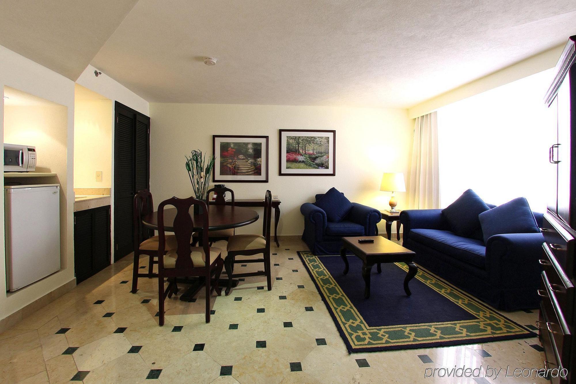 Fiesta Inn Сальтильо Экстерьер фото