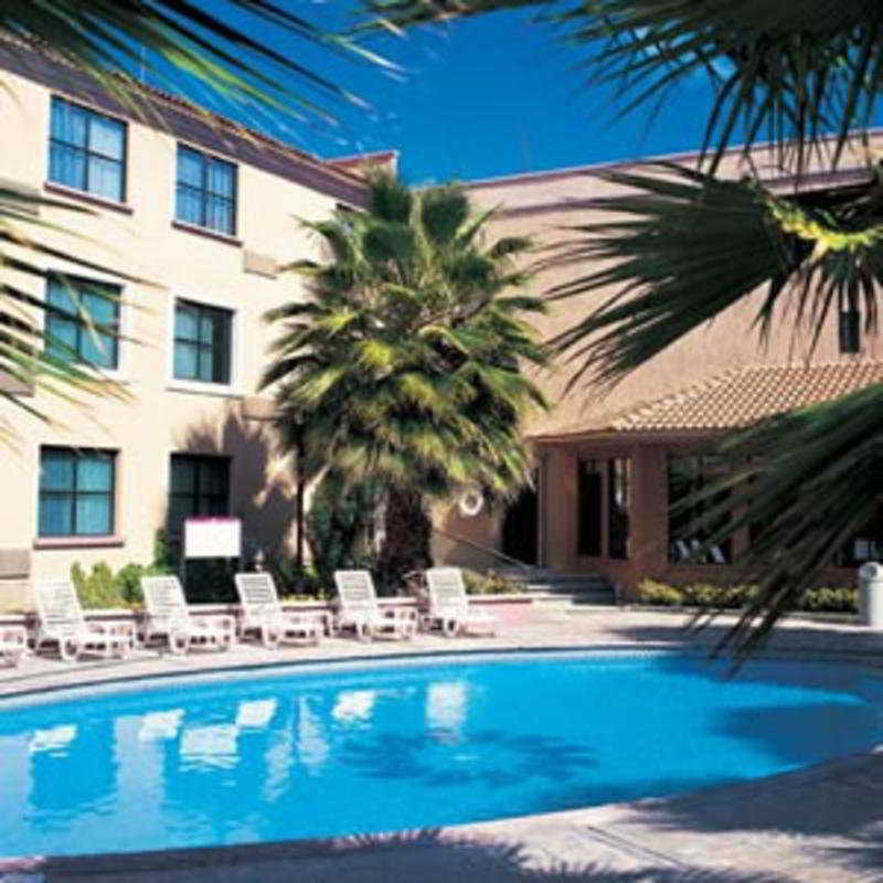 Fiesta Inn Сальтильо Экстерьер фото