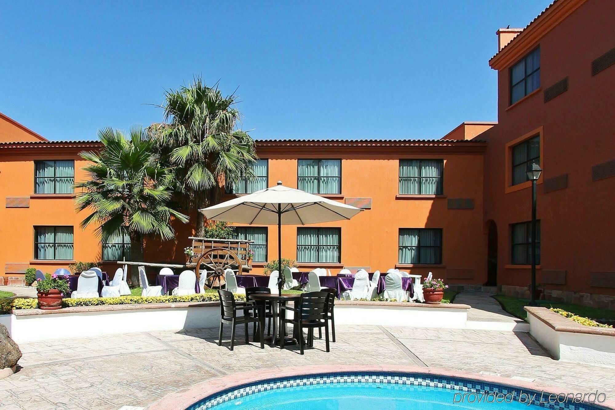 Fiesta Inn Сальтильо Экстерьер фото