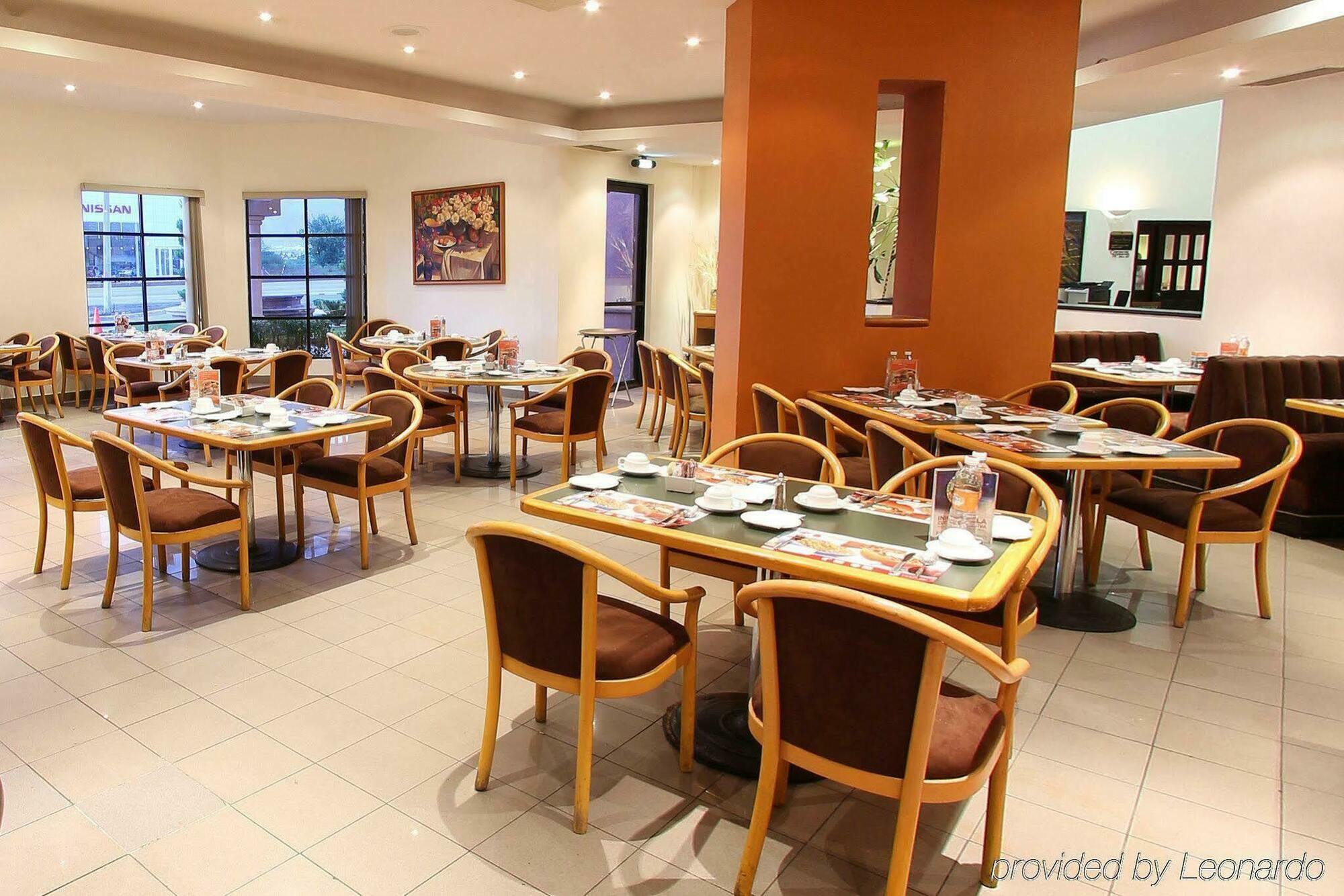 Fiesta Inn Сальтильо Экстерьер фото