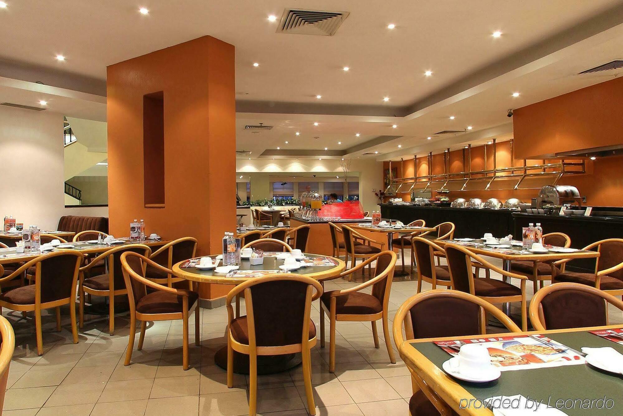 Fiesta Inn Сальтильо Экстерьер фото